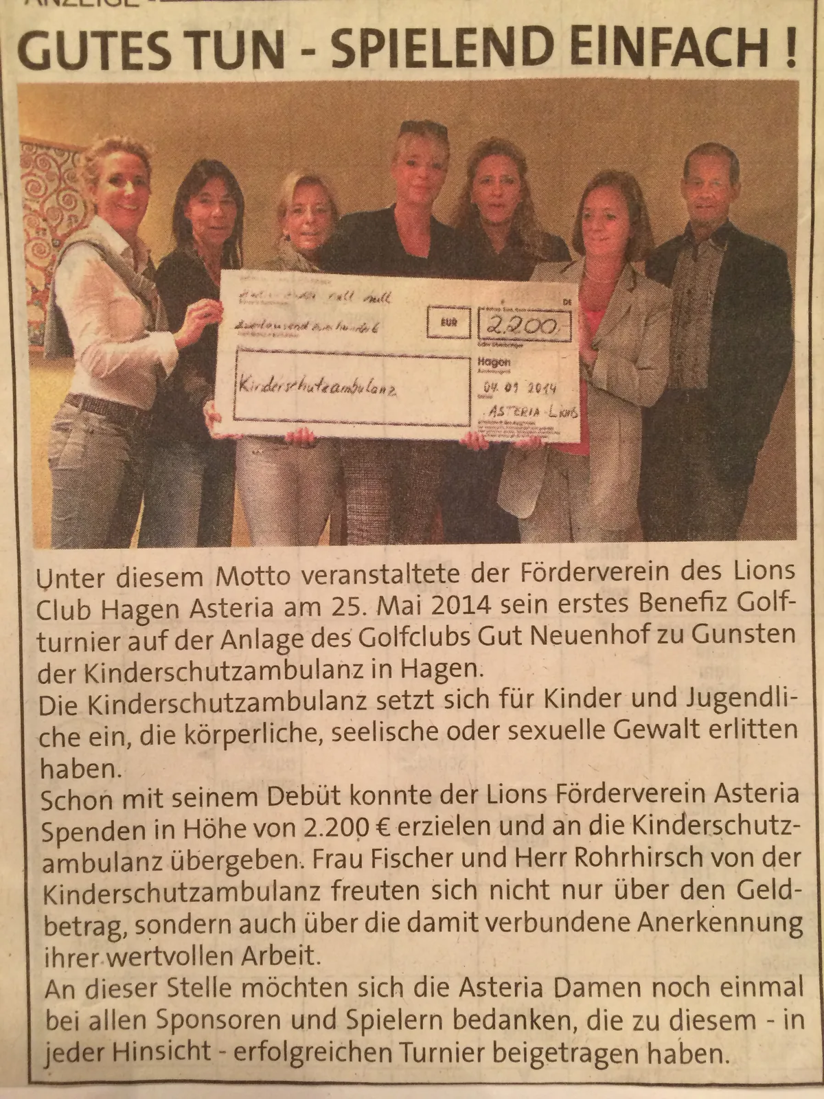 Scheckübergabe an die Kinderschutzambulanz